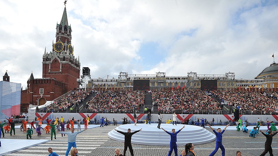 На Красной площади в день города москвичи могли увидеть конное шоу «Традиции России». По окончании шоу состоялось торжественная церемония открытия Дня города под девизом «Я люблю Москву»  