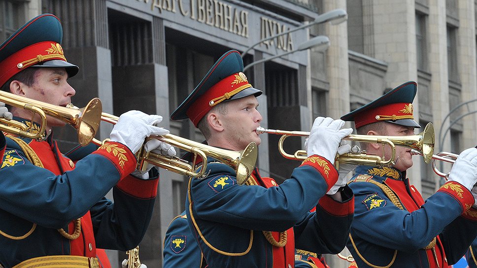 По Тверской улице прошел парад военных оркестров со всего мира «Спасская башня»