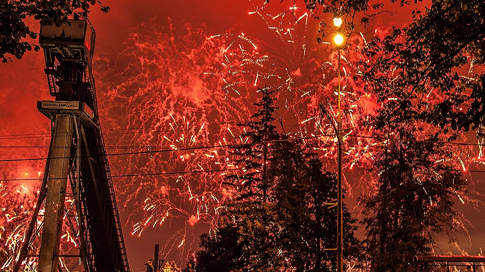 Грандиозное шоу фейерверков можно было наблюдать на 10 различных точках города, в том числе, на Воробьевых горах