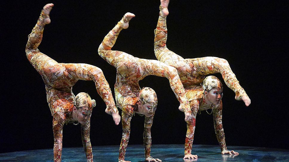 Спектакль объединяет в себе лучшее, что было созданно труппой Cirque du Soleil за всю историю его существования