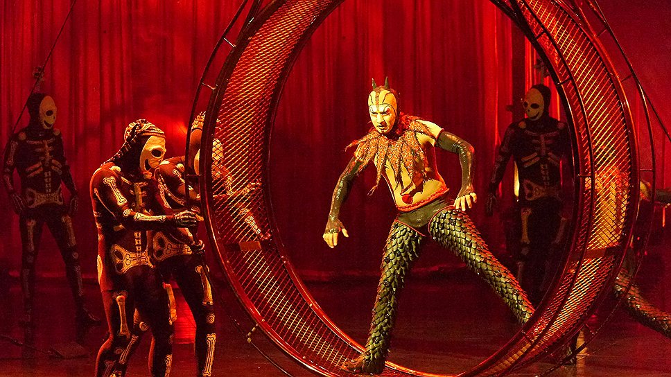 Арт-директор Cirque du Soleil Майкл Смит так прокомментировал название шоу: «Само слово &quot;куза&quot; происходит от санскритского слова &quot;коза&quot;, что означает коробочка, шкатулка. И это как черная коробочка, на которой ничего не написано, а ты ее открываешь, и она полна сюрпризов и каких-то удивительных вещей»