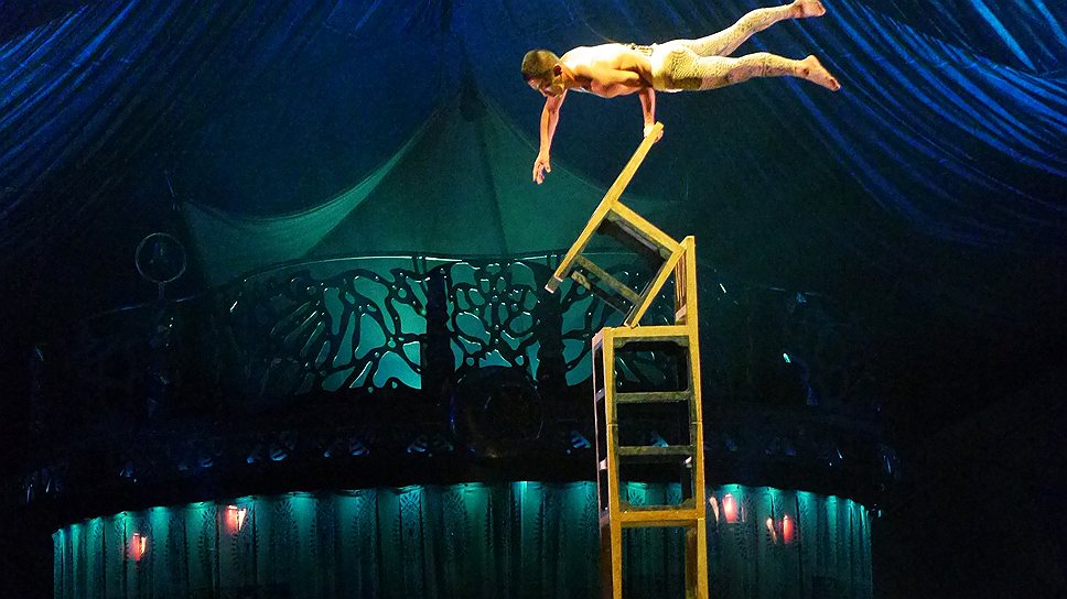 Как и другие спектакли канадского цирка, шоу Kooza рассказывает о величии и хрупкости человеческих возможностей