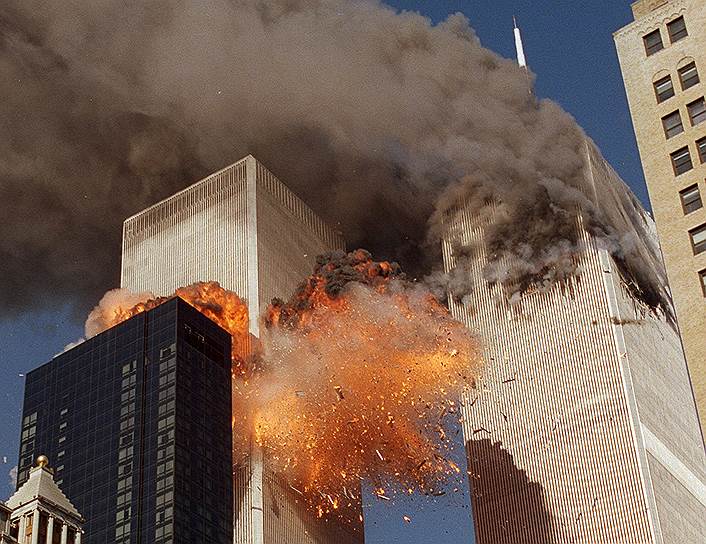 2001 год. Осуществлена террористическая атака на Всемирный торговый центр и Пентагон, вошедшая в историю как террористический акт 11 сентября 2001 года (иногда именуемый просто 9/11). Помимо 19 террористов в результате теракта погибли 2977 человек и еще 24 пропали без вести. Ответственность взяла на себя «Аль-Каида» (признана террористической и запрещена в РФ)