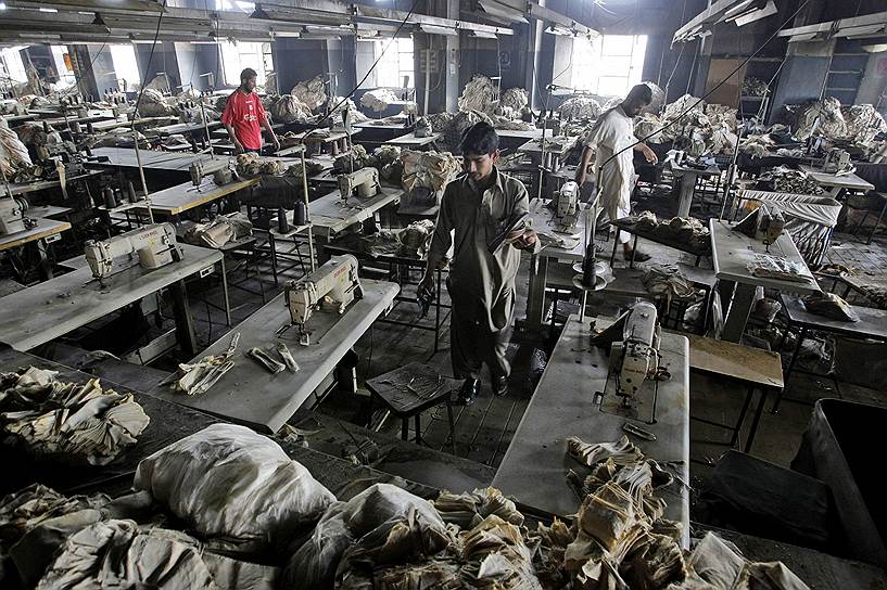 2012 год. Два пожара на фабриках в Пакистане — на швейной фабрике в Карачи и обувной фабрике в Лахоре — привели к гибели 315 человек и ранениям более 250 человек. Эта трагедия стала самой масштабной в истории пакистанской промышленности 