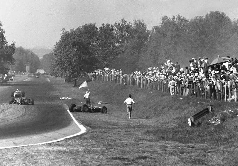 1961 год. В результате аварии на Гран-при Италии 1961 года погиб немецкий гонщик Вольфганг фон Трипс и 14 зрителей