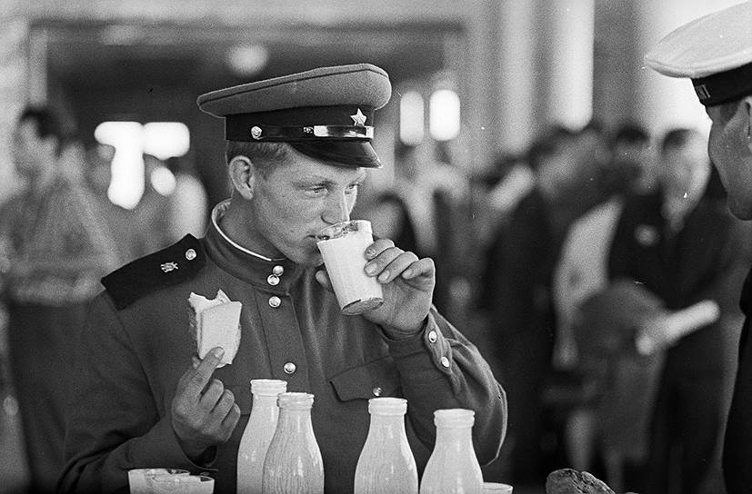 1943 год. Выпущен первый советский граненый стакан