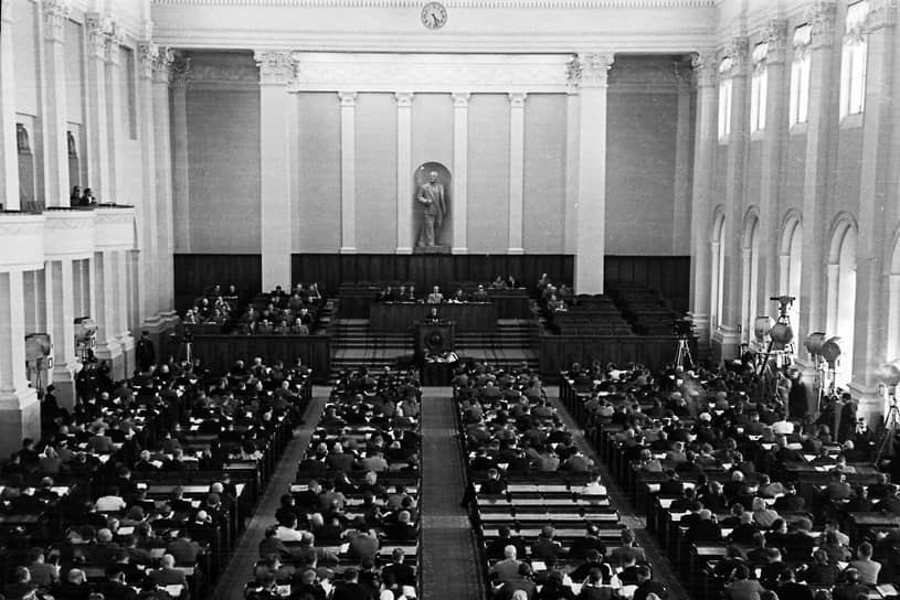 1957 год. Президиум Верховного Совета СССР постановил прекратить присвоение городам и заводам имен партийных деятелей при их жизни