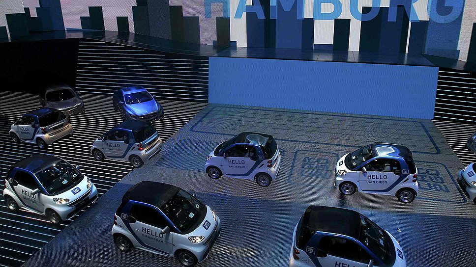 Электрические автомобили Smart имитируют трафик в Гамбурге в течение ночи Smart Mercedes 