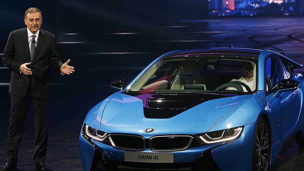 Исполнительный директор BMW Норберт Райтхофер презентовал гибридный спорткар BMW i8