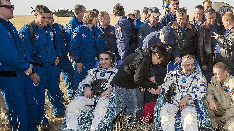 Американский астронавт Крис Кэссиди (слева) и российские космонавты Павел Виноградов (в центре) и Александр Мисуркин провели на орбите более 165 суток