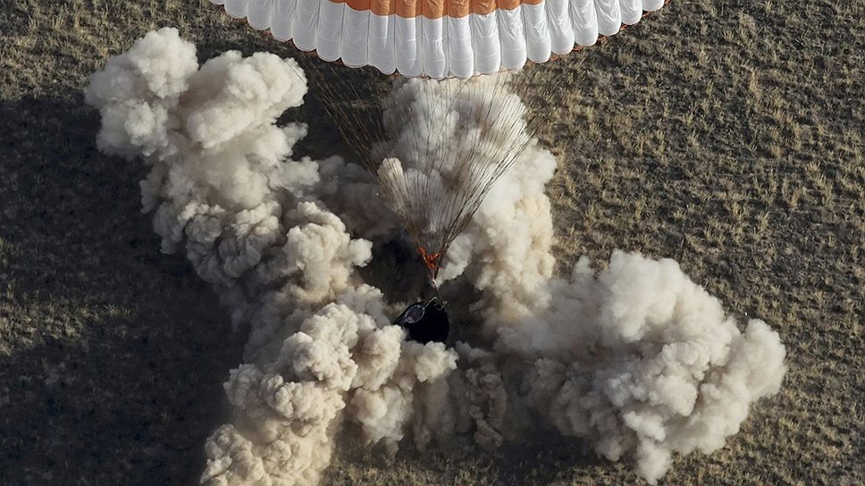 Капсула с космонавтами на борту приземлилась в 06:58 мск недалеко от казахстанского города Жезказган — в районе, близком к рассчетному
