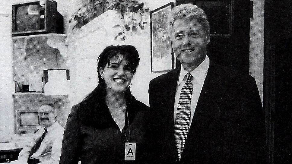 В 1995 году 25-летняя Моника Левински, будучи дипломированным специалистом, пришла в Белый дом в качестве стажера. Вскоре у девушки начался роман с президентом США Биллом Клинтоном. Несколько лет спустя эта связь превратилась в грандиозный сексуально-политический скандал, чуть не закончившийся импичментом