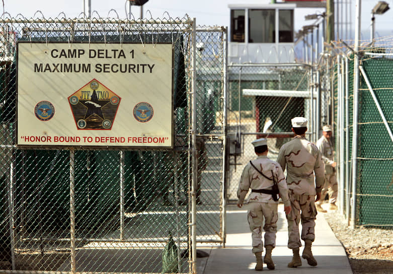 Тюрьма Гуантанамо была открыта в 2002 году для заключенных, причастных к террористической деятельности. Организационно тюремный комплекс состоит из нескольких частей: лагерь «Дельта», внутри которого находится еще один лагерь под названием «Эхо», являющийся местом для предварительного содержания, и лагерь «Игуана»