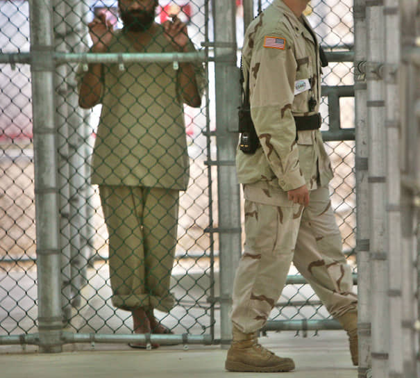 В январе 2002 года юрист администрации президента Буша Джон Йю представил в Министерство обороны США первый из серии документов. Они позже будут названы «меморандумами по пыткам» и станут юридической основой для обращения с заключенными в Гуантанамо