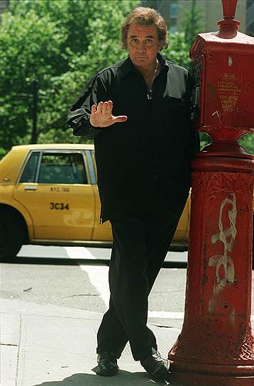 В 24-м эпизоде («Лебединая песня») телесериала «Коломбо» Джонни Кэш играет главную роль убийцы, образ которого во многом схож с его реальным амплуа. Сценаристы сериала не скрывали, что роль писалась специально для певца