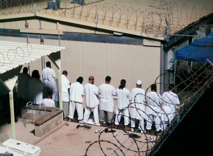 Когда заключенные передвигаются по лагерю — в душ или на спортивную площадку — на них одевают ручные и ножные кандалы