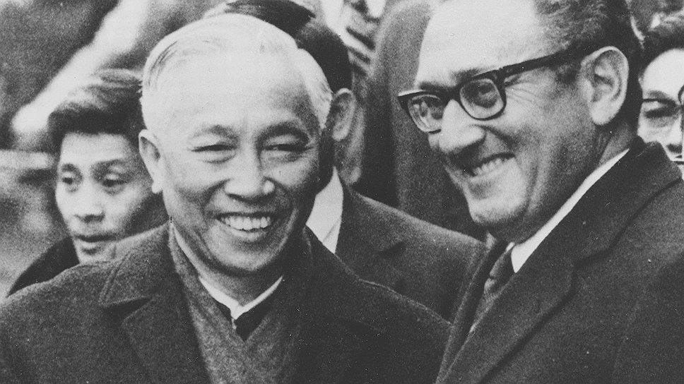 В 1973 году  Генеральный секретарь США (1973 — 1977) Генри Киссинджер (справа) и вьетнамский политик Ле Дык Тхо получили премию «в знак признания заслуг в связи с перемирием во Вьетнаме»

