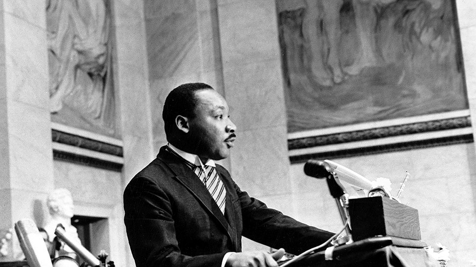 В 1964 году лидер Движения за гражданские права чернокожих в США Мартин Лютер Кинг получил премию «за деятельность в пользу равноправия темнокожих»