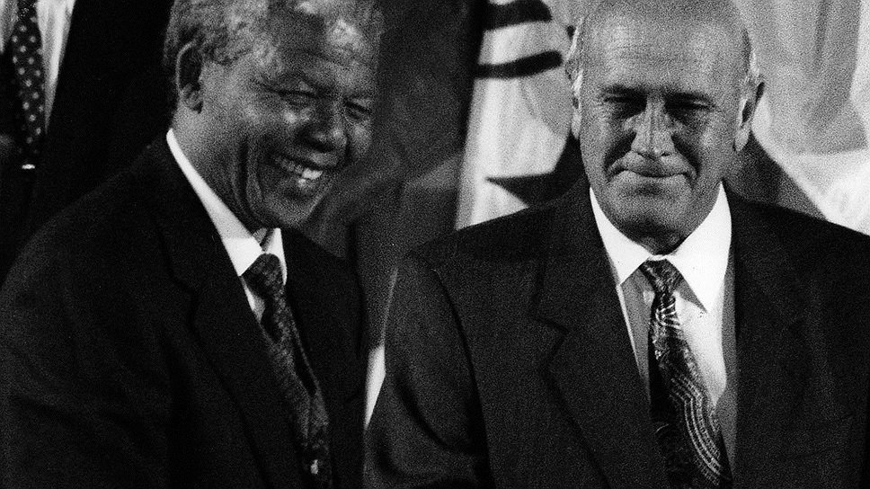 В 1993 году президент ЮАР (1994-1999) Нельсон Мандела (слева) и президент ЮАР (1989 —1994) Фредерик Виллем де Клерк «за работу над мирным окончанием режима апартеида, и за подготовку основы для новой демократии в Южной Африке»