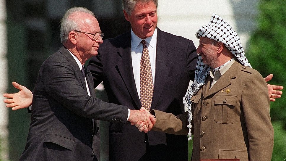 В 1994 году лидер Палестины (1993-2004)  Ясир Арафат (слева) и премьер-министр Израиля (1974-1977; 1992-1995) Ицках Рабин (слева) получили премию «за усилия по достижению мира на Ближнем Востоке»