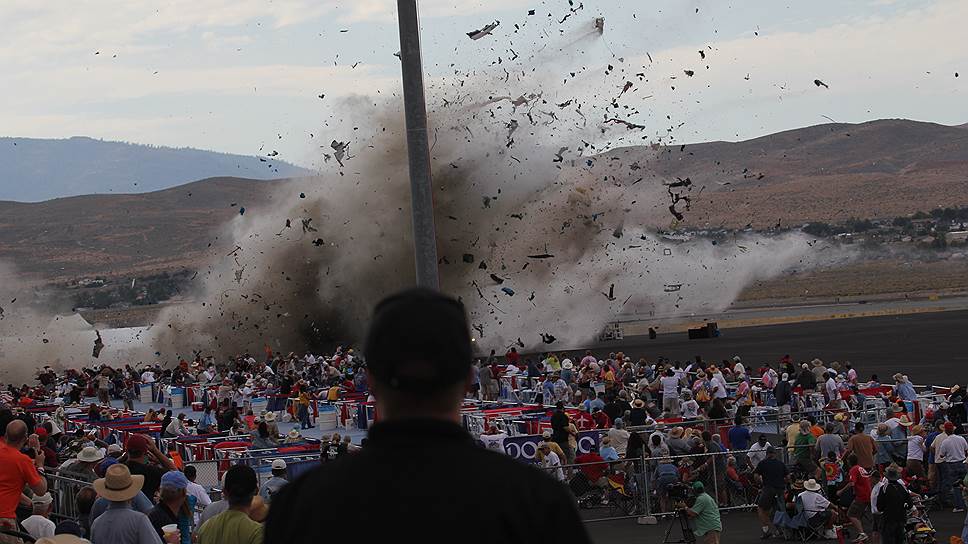2011 год. Во время авиашоу в штате Невада самолет рухнул прямо на зрителей. В результате трагедии 11 человек погибли, еще 70 получили серьезные ранения