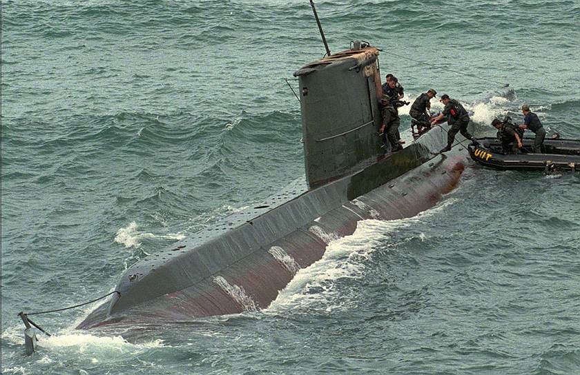 1996 год. В Японском море была обнаружена застрявшая на мели подлодка КНДР, выполнявшая разведывательную миссию. На борту находились члены спецназа, которые по суше попытались уйти от преследования южнокорейских войск. По меньшей мере 24 военнослужащих КНДР погибли, причем часть из них совершила самоубийство