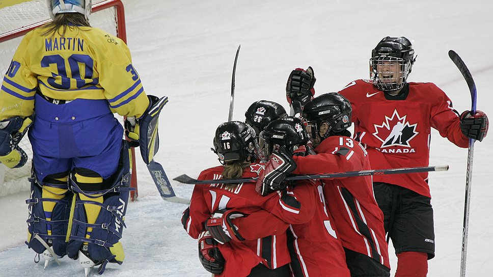 В Канаде хоккейные коньки в пять лет надевают не только мальчики, но и многие девочки. Не удивительно, что канадская женская сборная доминирует в мире. На счету четырех ее игроков — Дженнифер Боттерилл (справа), Джейны Хеффорд, Бекки Келлар и Хейли Викенхайзер — по три олимпийских золота и одному серебру
