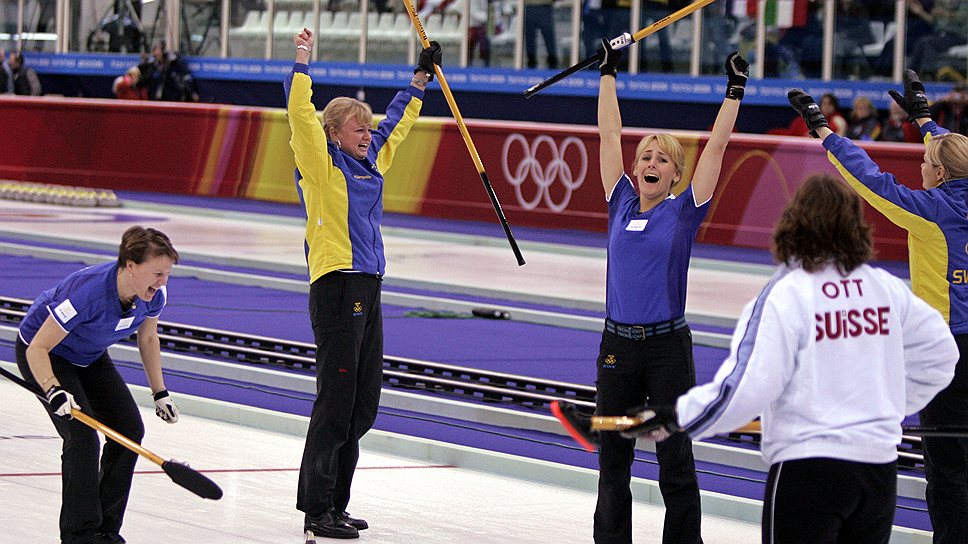 Единственная женская сборная по керлингу, которой удалось победить на двух Олимпиадах, — шведская. В обоих случаях — и в 2006, и в 2010 году — за нее выступали Катрин Линдаль, Ева Лунд и Анетт Норберг (слева направо) 