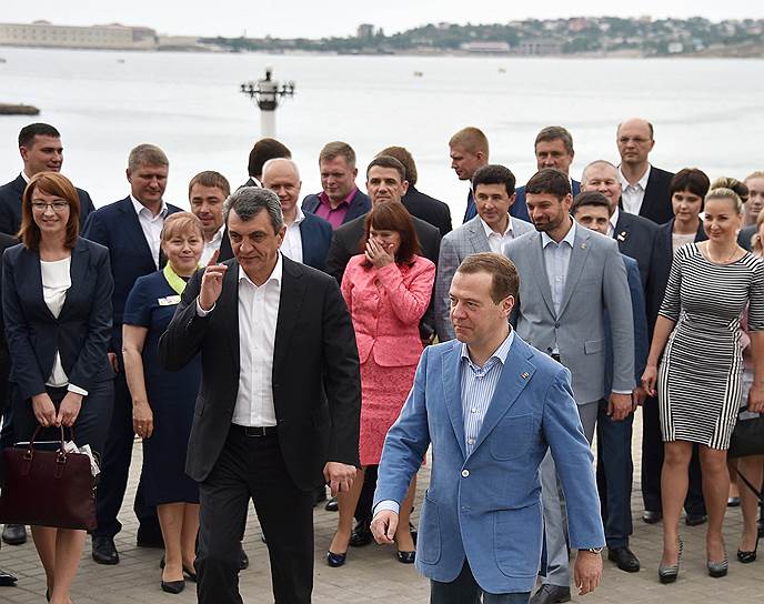 Дмитрий Медведев во время визита в Крым в ответ на жалобы местных жителей на размер пенсий, май 2016 года: «Денег нет, но вы держитесь, здоровья вам, хорошего настроения»