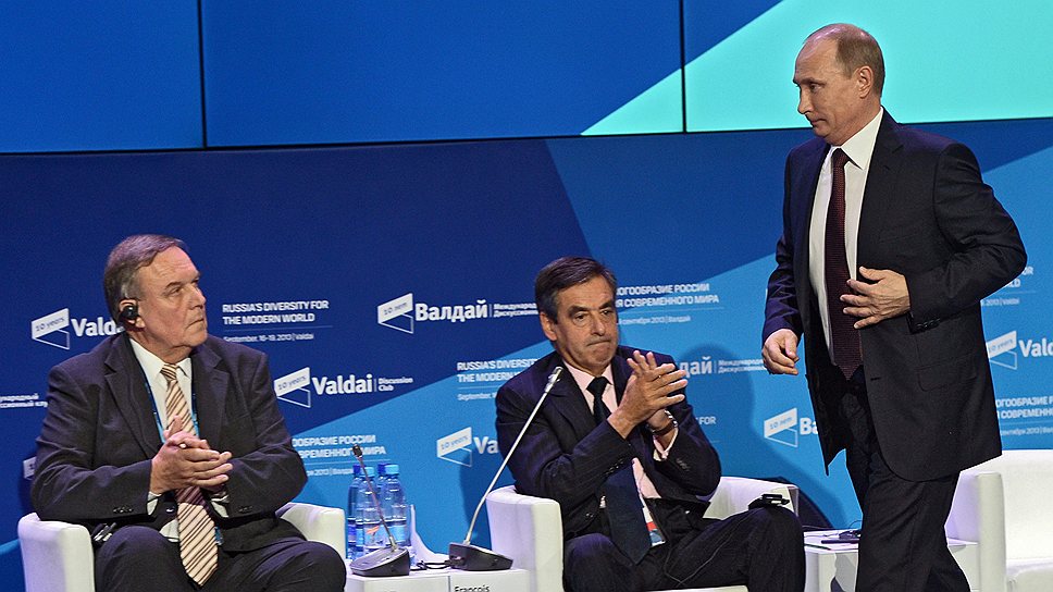 Слева направо: бывший министр обороны ФРГ Фолькер Рюэ, бывший премьер-министр Франции Франсуа Фийон и президент России Владимир Путин