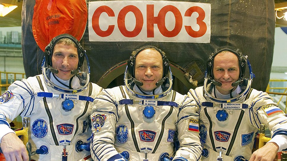 Самым опытным членом экипажа, отправленного сегодня на МКС, считается российский космонавт Олег Котов (в центре) — для него это уже третий полет