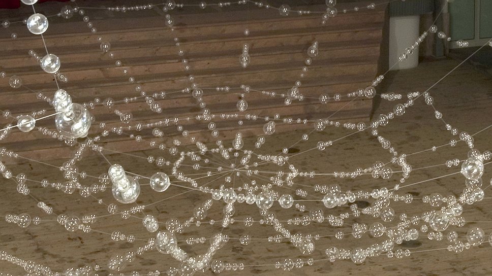Инсталляция «Web» 2006 года палестинской художницы из Великобритании Моны Хатум представляет собой огромную паутину с нанизанными на нити созвездиями хрустальных шаров