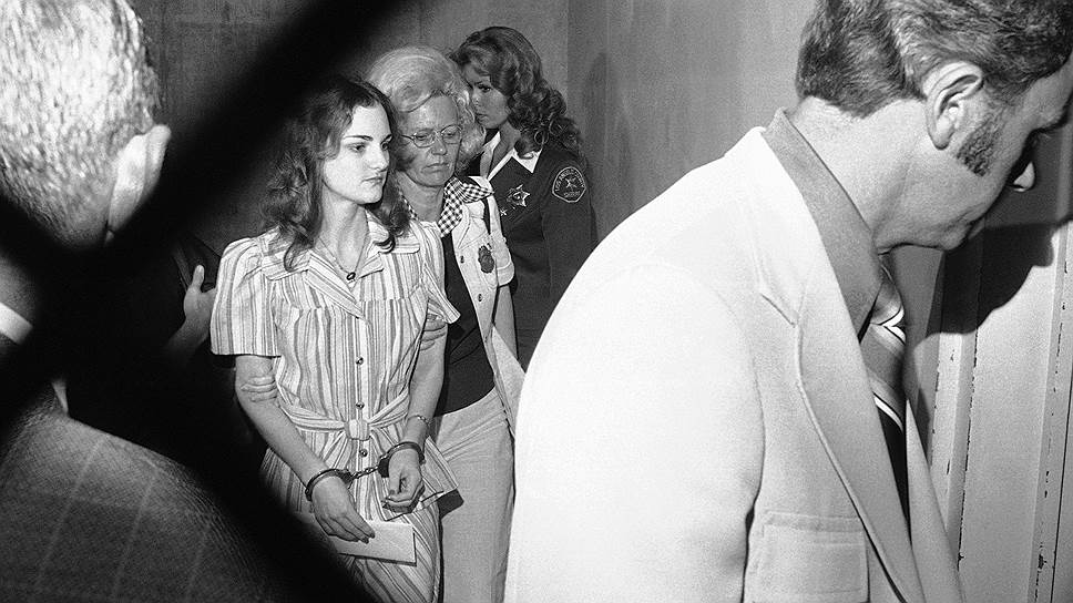 24 сентября 1976 года внучка американского миллиардера и газетного магната Патрисия Херст была приговорена к семи годам тюрьмы за участие в вооруженном ограблении. В 1974 году Патрисия, будучи студенткой Университета Беркли (Калифорния), была захвачена в заложники американской леворадикальной террористической группировкой «Симбионистская армия освобождения». Она провела 57 дней в шкафу, две недели с завязанными глазами, несколько дней без туалета и с кляпом во рту, перенесла физическое, психологическое и сексуальное насилие. После освобождения она стала членом этой группировки, совершив впоследствии ограбление банка «Хиберния». Ее случай назван показательным проявлением «стокгольмского синдрома». 1 февраля 1979 года приговор был отменен под давлением правозащитников