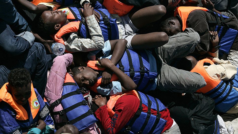 Критическая ситуация сложилась в Сомали. Из-за продолжающейся гражданской войны, политического кризиса и бедности страну ежедневно покидают сотни местных жителей. Многие из них бегут на Балканы, надеясь затем перебраться в Европу. Соседние с Сомали государства стараются облегчить участь сомалийцев, строя лагеря для мигрантов, однако питания и мест для всех желающих там разместиться, постоянно не хватает 