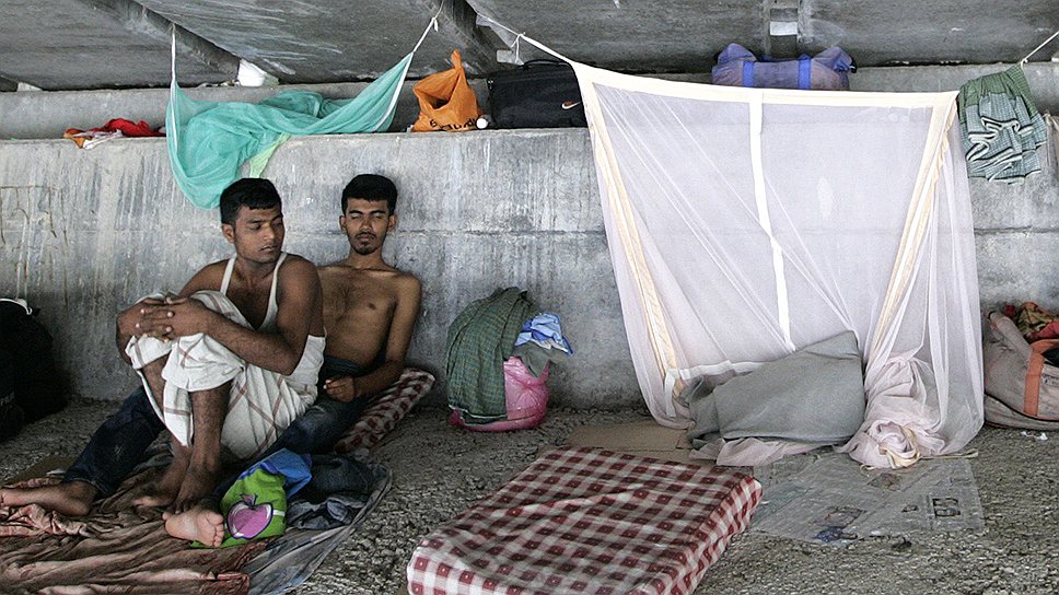 Сотни нелегалов в Бангладеш строят свои поселки на берегах рек, в частности реки Гомбак. Многие вынуждены жить там, так как были обмануты работодателями, задерживающими или вообще не выплачивающие зарплату. Рост числа мигрантов в стране связан со спадом в строительстве, обрабатывающей промышленности и сфере услуг, из-за чего сотни людей были вынуждены покинуть дома и отправляться на поиски работы 