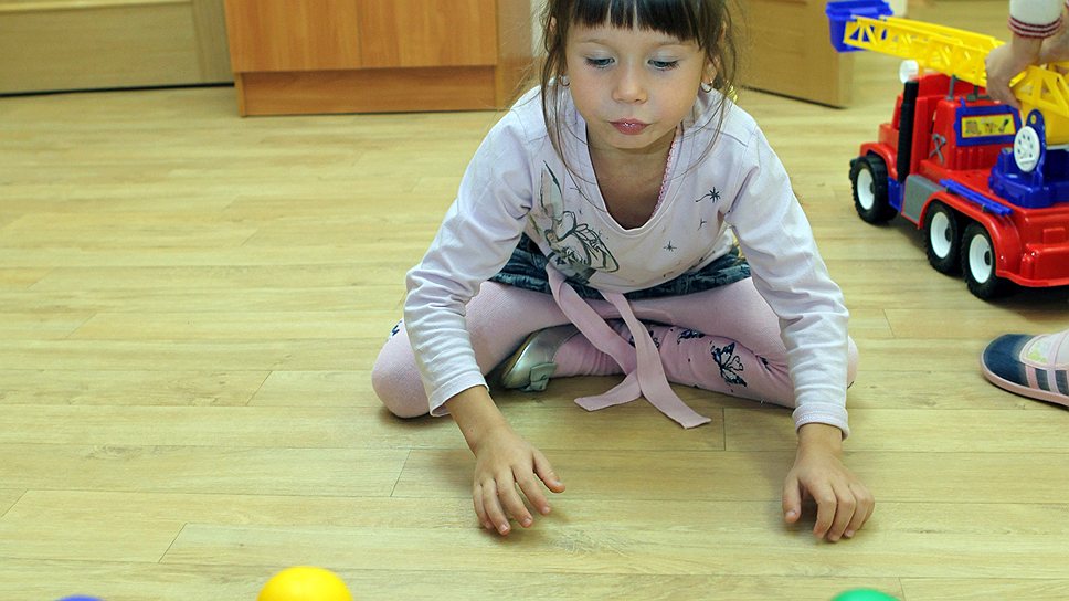 Система детских садов была введена для массового, общедоступного решения проблемы занятости родителей, после того как в XIX веке на Западе получили развитие идеи атеизма и увеличилось число разводов. Матери были вынуждены выходить на работу, чтобы прокормить себя и детей. Именно тогда различные общества милосердия начинают создавать группы по присмотру за такими детьми
