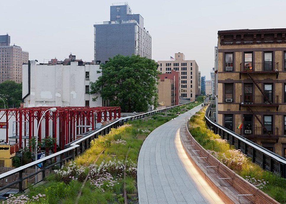 Парк High Line (протяженность - 2,6 км; 2011 год) в Нью-Йорке