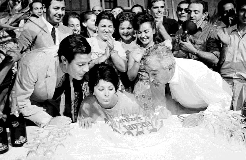 20 сентября 1963 года. Марчелло Мастроянни помогает Софи Лорен задуть свечи на торте в ее день рождения