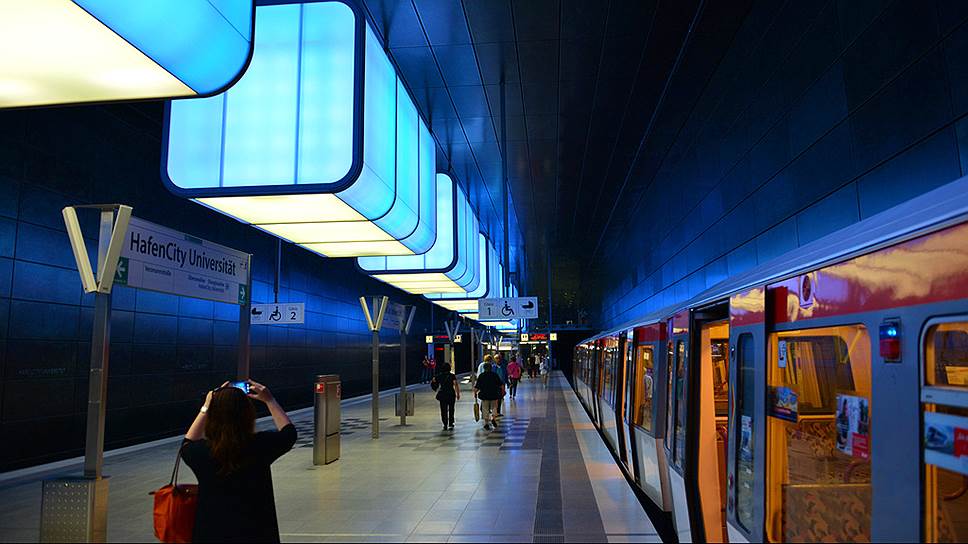 Гамбургский метрополитен, открытый в 1912 году, во многом похож на берлинский. Основное отличие в том, что многие участки метро проходят по поверхности и на эстакадах, охватывая преимущественно северную часть Гамбурга