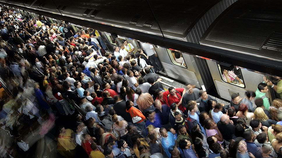 Час пик в метро явление такое же привычное, как и пробки на дорогах города. Наибольшее столпотворение можно наблюдать в утренние часы и после 18:00, когда большиство людей возвращаются с работы