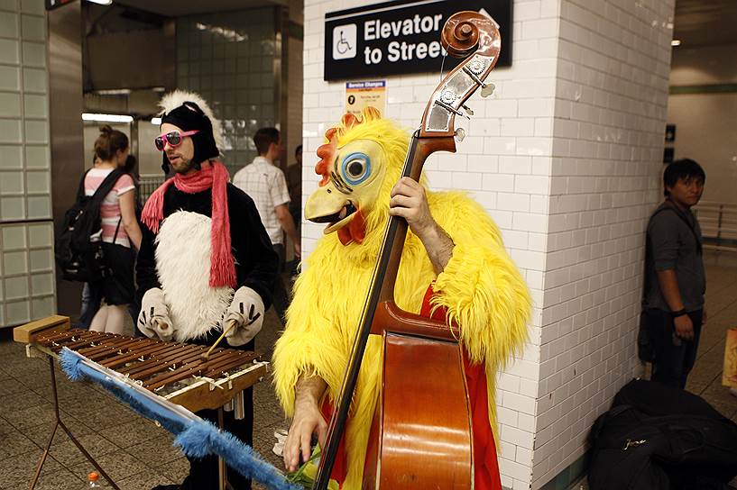 Выступление уличных музыкантов в метро не редкость. Для многих это способ заработать, ну а кто-то просто пытается прославиться