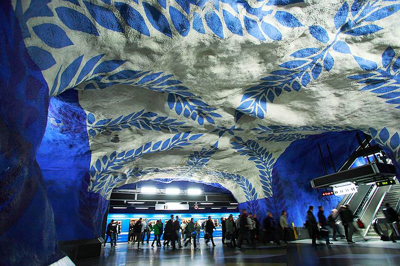 Стокгольмское метро называют «самой длинной художественной галереей в мире». Каждая станция оформлена по-своему: сюжетами из сказок, греческими скульптурами, настенными рельефами и даже видеоинсталляциями (например, стены одной из станций украшают прибитые к потолку огромные башмаки). Художники зачастую устраивают свои выставки в метро 