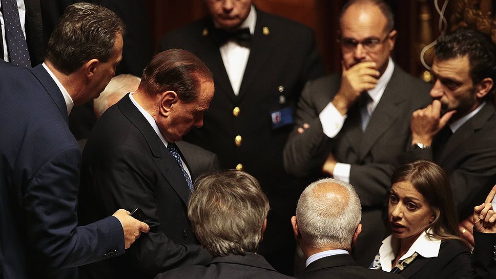 Очередных досрочных выборов все-таки удалось избежать — господин Берлускони и его соратники решили не усугублять политический кризис в стране
