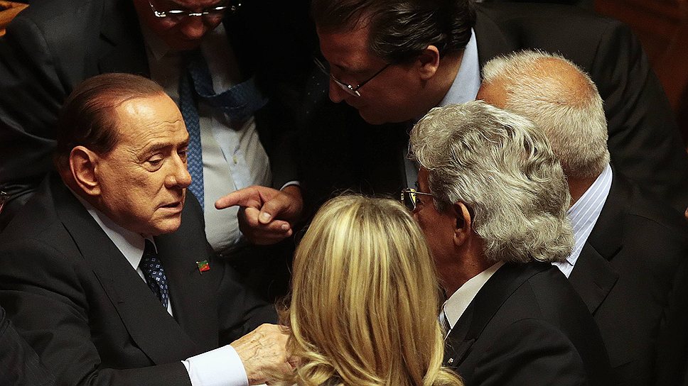 Голосование по вопросу вынесения вотума недоверия правительству стало неизбежным после того, как в отставку подали министры из партии экс-премьера Сильвио Берлускони «Народ свободы» (PDL), входящей в правящую коалицию
