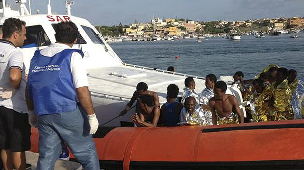 Всего же на борту предположительно находилось порядка 500 беженцев из Сомали, из которых пока удалось спасти лишь 127 человек