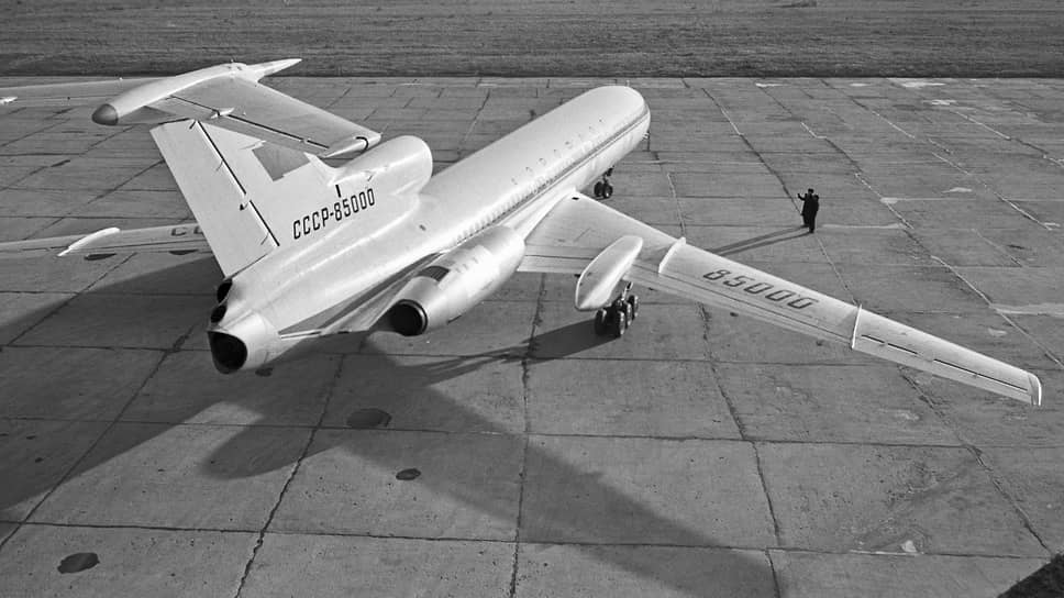 9 февраля 1972 года началась эксплуатация Ту-154 на регулярных рейсах полетом по маршруту Москва—Минеральные Воды