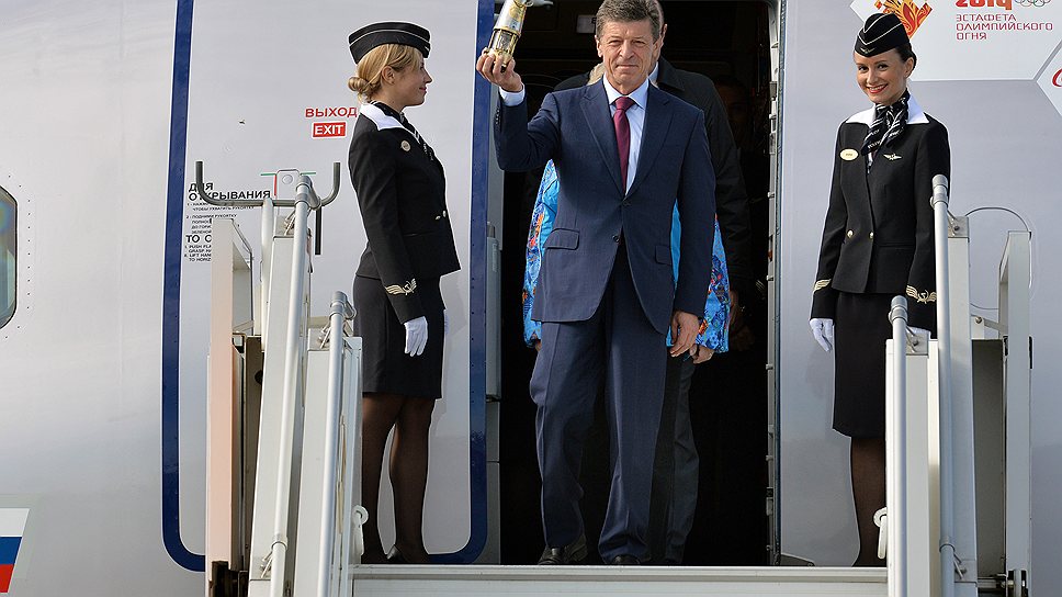 Заместитель председателя правительства России Дмитрий Козак на торжественной церемонии встречи олимпийского огня в аэропорту Внуково   
