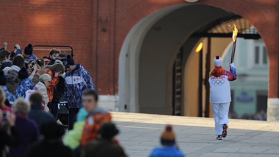 Эстафета олимпийского огня «Сочи-2014». Участник эстафеты с факелом у стен Кремля