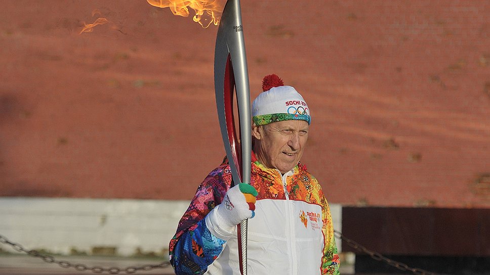 Участник старта эстафеты олимпийского огня