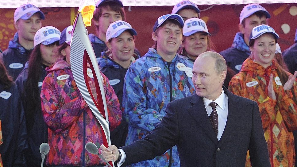 Президент России Владимир Путин во время торжественной церемонии зажжения чаши олимпийского огня на Красной площади